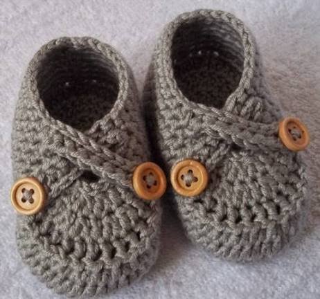 Detalle de mocasines grises tejidos en crochet